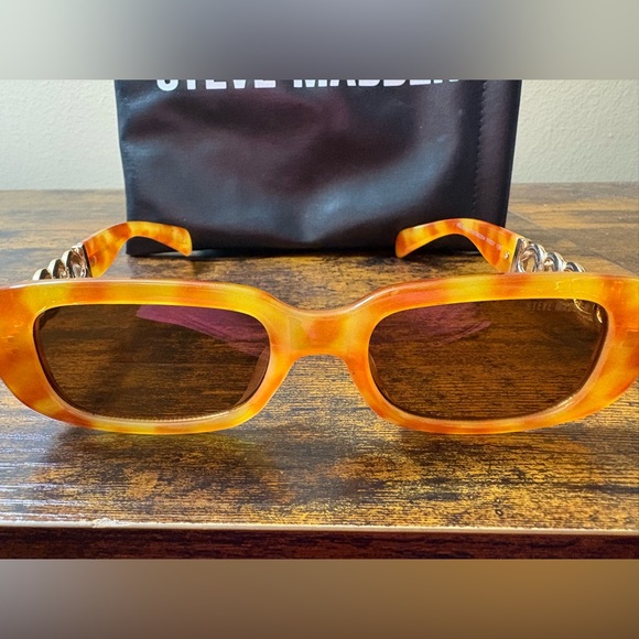 Steve Madden Amber Sunglasses with Chain Accent - Picture 3 of 5